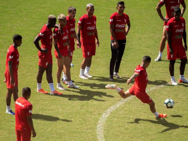 Perú delinea el equipo para medir a Uruguay
