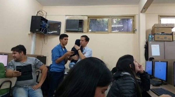 HOY / Mamá rendía y su bebé comenzó a inquietarse: el profesor lo alzó, lo calmó y su empatía se viralizó