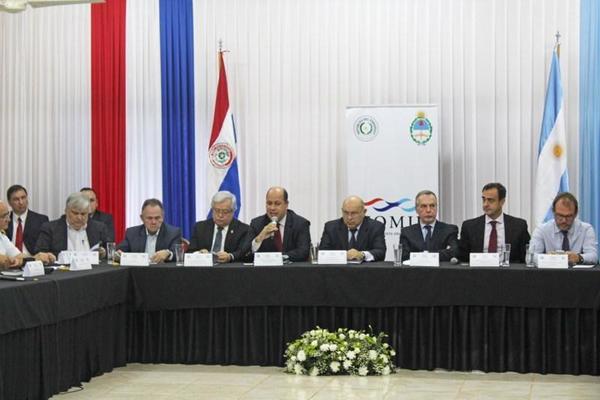 COMISIÓN PARAGUAYO-ARGENTINA ACUERDA ACCIONES PARA NAVEGABILIDAD EN EL PARANÁ