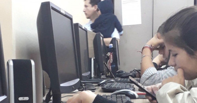 Profe consuela a  bebé de alumna  durante examen