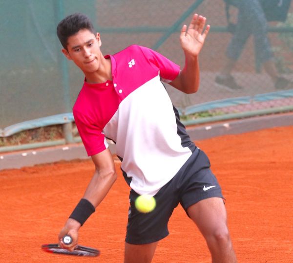 Vallejo sigue en singles y dobles