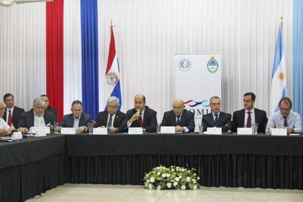 Comisión paraguayo-argentina acuerda acciones para navegabilidad en el Paraná » Ñanduti