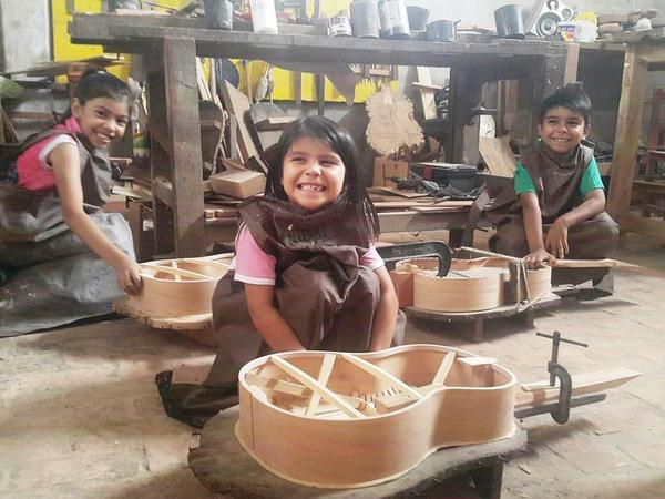 Escuela de Luthería busca mantener viva la técnica ancestral de fabricación de instrumentos | .::Agencia IP::.