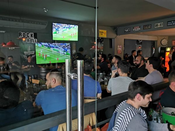 Euforia de la Albirroja se vive en bares