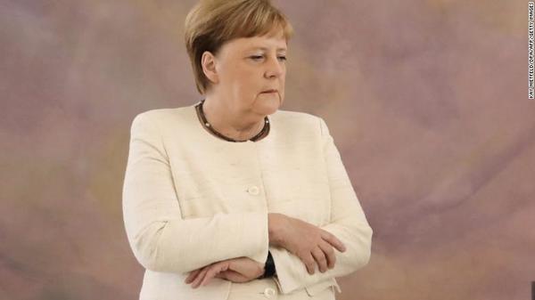 Angela Merkel sufre ataque de temblores en su cuerpo (video)