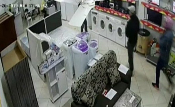 Millonario asalto a comercial frente a comisaría