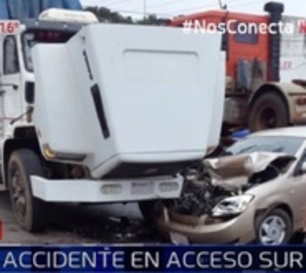 Camión impacta contra automóvil sobre Acceso Sur y deja dos heridos - Paraguay.com