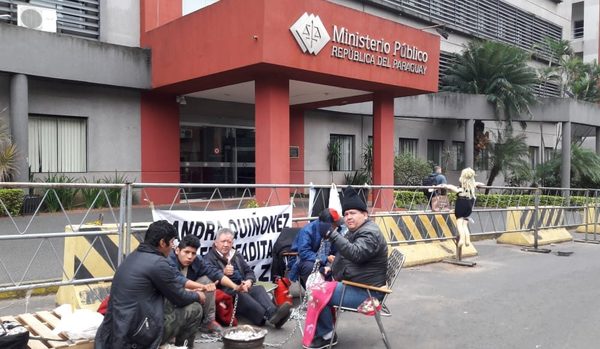 Se encadenan pidiendo libertad de Ulises y son hostigados por policías