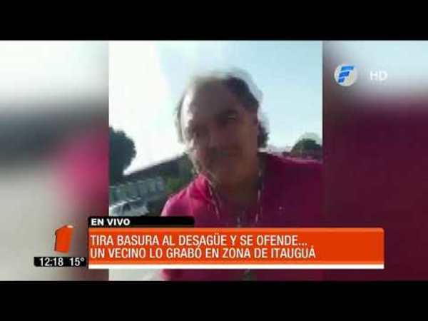 Tira basura al desagüe y él es el ofendido