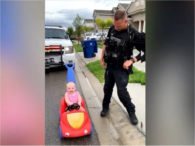 El tierno momento en que un policía multa a su pequeña hija
