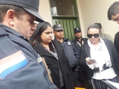 Policía impide a concejalas a ingresar a la Junta Municipal - Nacionales - ABC Color