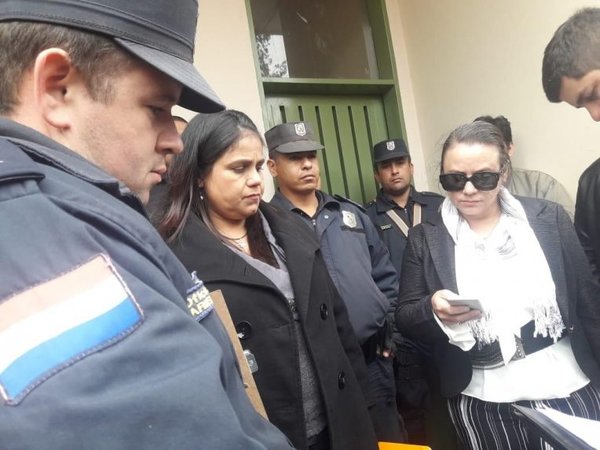 Policía impide a concejalas a ingresar a la Junta Municipal - Nacionales - ABC Color