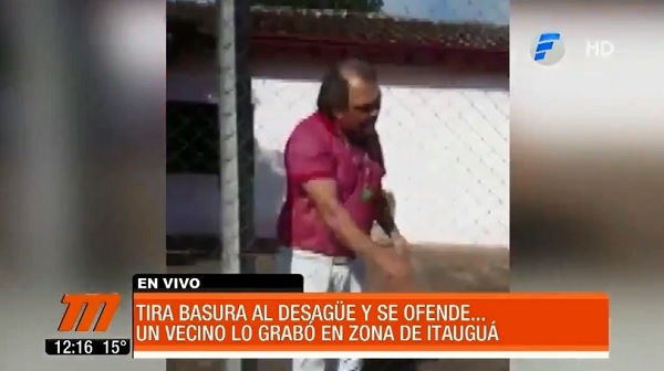 Hombre que arrojó basura a canal se enfurece al ser escrachado