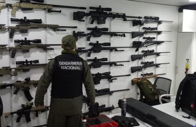 Argentina: incautan más de 2500 fusiles tácticos y miles de municiones - Radio 1000 AM