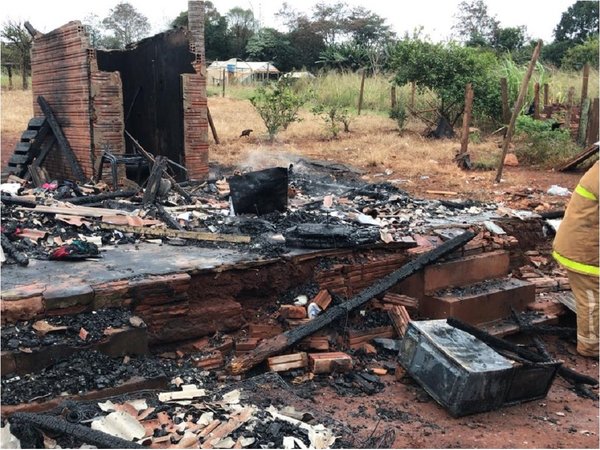 Humilde familia pierde todo tras incendio de su vivienda en Itapúa