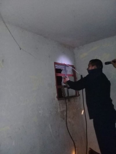 Con dinero de sus bolsillos, policías reparan una celda - Nacionales - ABC Color