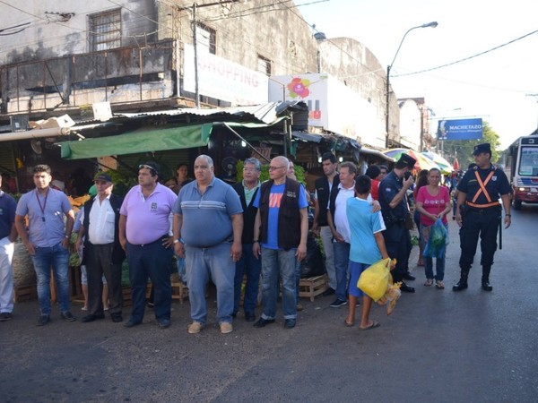 Vendedores del mercado de San Lorenzo protestan contra orden de desalojo - Radio 1000 AM