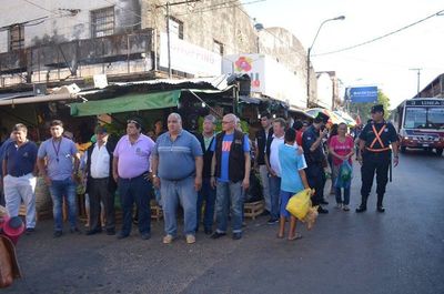 Vendedores del mercado de San Lorenzo protestan contra desalojo