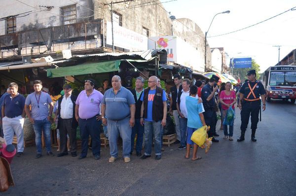 Vendedores del mercado de San Lorenzo protestan contra desalojo