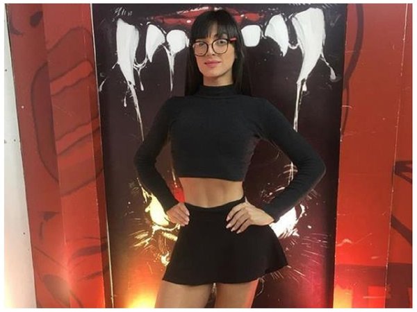 Le amenaza una esposa celosa
