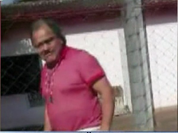 Itauguá: Graban a vecino tirando basura en desagüe