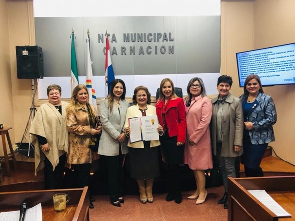 Distinguen a grupo de mujeres en Encarnación por labor solidaria