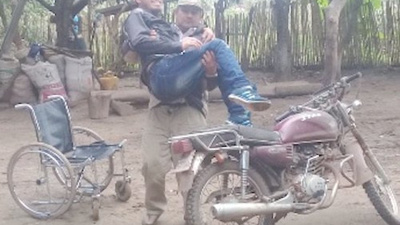 Papá héroe: le lleva en brazos para que estudie