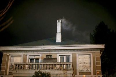 La leña para combatir el frío ahoga ciudades en el sur de Santiago
