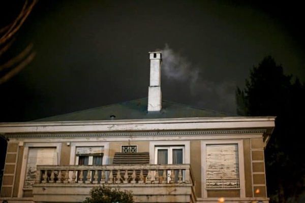 La leña para combatir el frío ahoga ciudades en el sur de Santiago