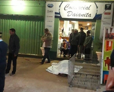 HOY / Ultiman a balazos a un hombre frente a un comercio en Yuty