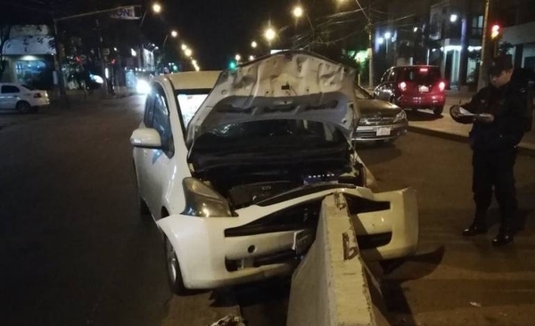 HOY / Conductora atendió una llamada, se distrajo y chocó contra bloque de cemento