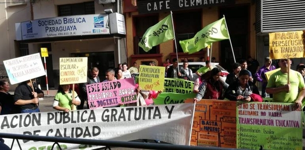 HOY / Docentes se manifiestan contra el ministro Petta