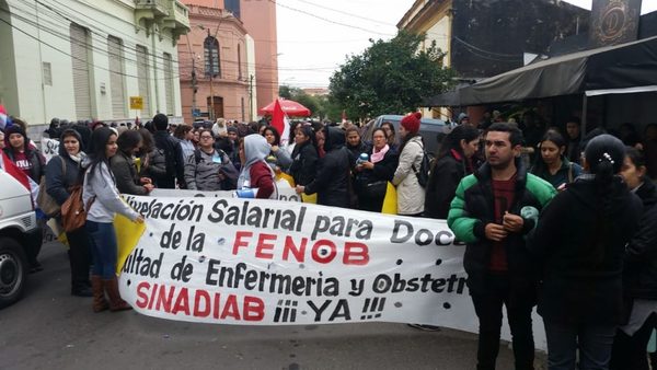 No habrá recorte presupuestario en Clínicas