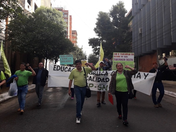 Docentes protestan contra la gestión del ministro Petta - ADN Paraguayo