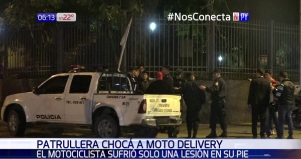 Patrullera y moto delivery chocan en Sajonia | Noticias Paraguay