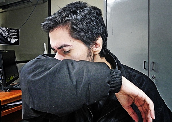 Salud insta a cubrirse con el ángulo del brazo al toser o estornudar
