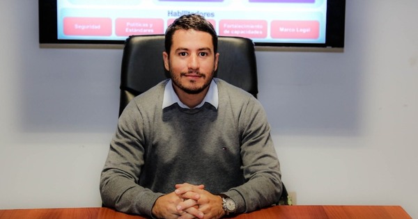 Charlas que cuestan al Estado 5 millones por hora: Mitic guarda silencio, el “profe” amenaza a “mediocres” - ADN Paraguayo