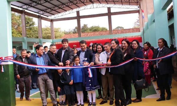 Inauguran tinglado en  escuela de Presidente Franco