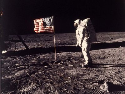 Sotheby's subastará las cintas en mejor estado de la llegada a la Luna