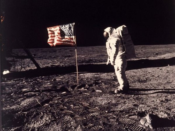 Sotheby's subastará las cintas en mejor estado de la llegada a la Luna