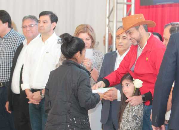 Gobierno entrega créditos y kits de huerta familiar a unas 400 mujeres emprendedoras - .::RADIO NACIONAL::.