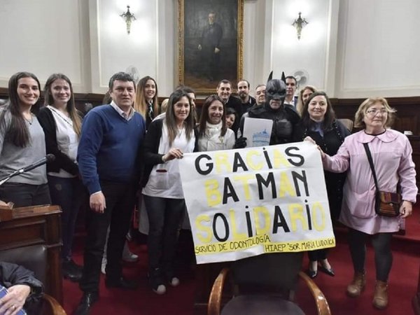 Distinguen a un hombre que funge de Batman solidario en La Plata