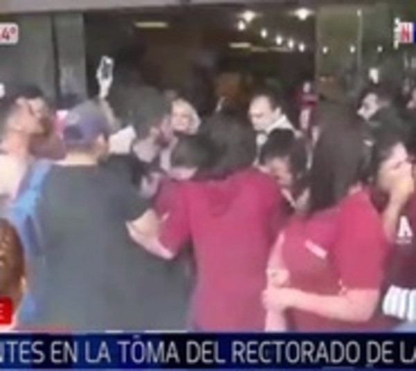 Rocían con extintor a universitarios mientras se manifestaban - Paraguay.com