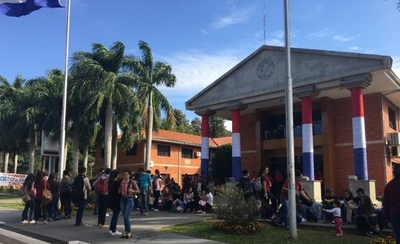 HOY / Docentes y estudiantes de Obstetricia sitian Rectorado de la UNA y exigen nivelación salarial
