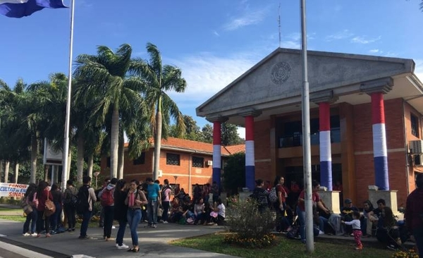 HOY / Docentes y estudiantes de Obstetricia sitian Rectorado de la UNA y exigen nivelación salarial