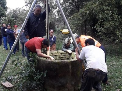 Rescatan a un hombre que cayó a un pozo en Carapeguá