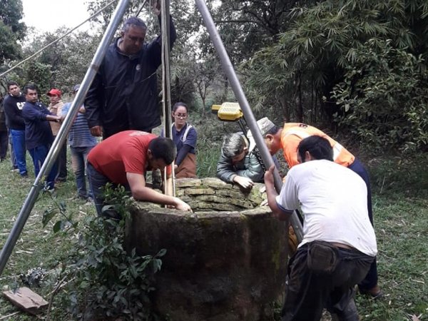 Rescatan a un hombre que cayó a un pozo en Carapeguá
