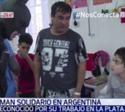 Destacan al Batman solidario que visita hospitales - Paraguay.com