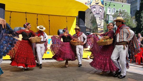 Esta noche “San Juan Ára rire” en la Plaza Uruguaya