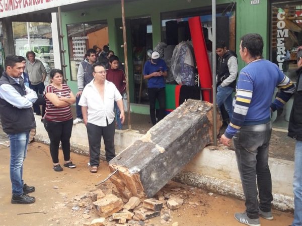 Mujer fallece luego de que una pilastra se derrumbara sobre ella